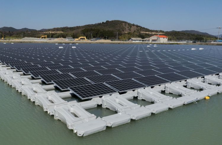 Kyocera_1.7MW_floating_solar_power_plant_at_Nishihira_Pond_2_750_492_80_s.jpg
