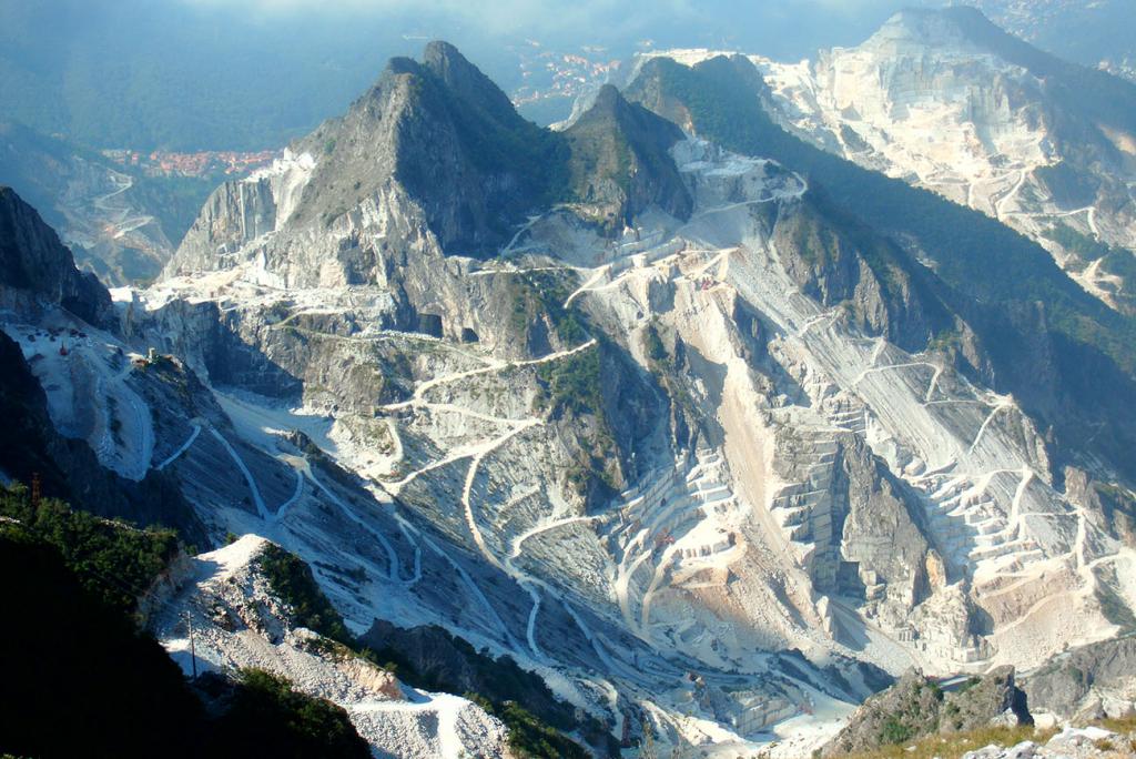 Carrara_marble-quarries-overview.jpg