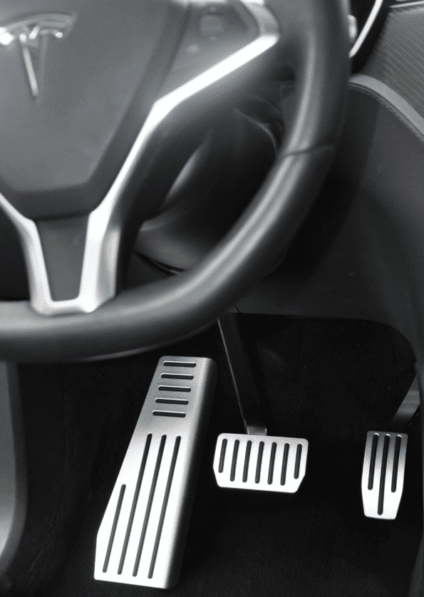3-pedal-set-from-right-including-steering-wheel-2-595x838.png