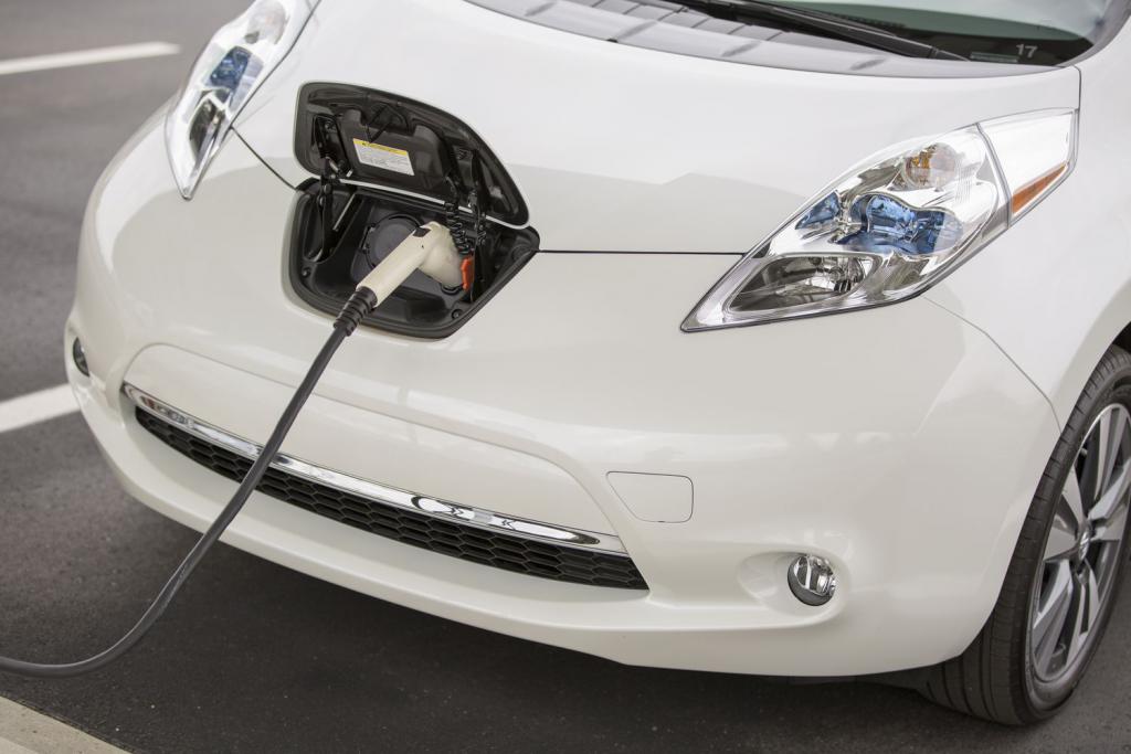 2015_nissan_LEAF_38.jpg