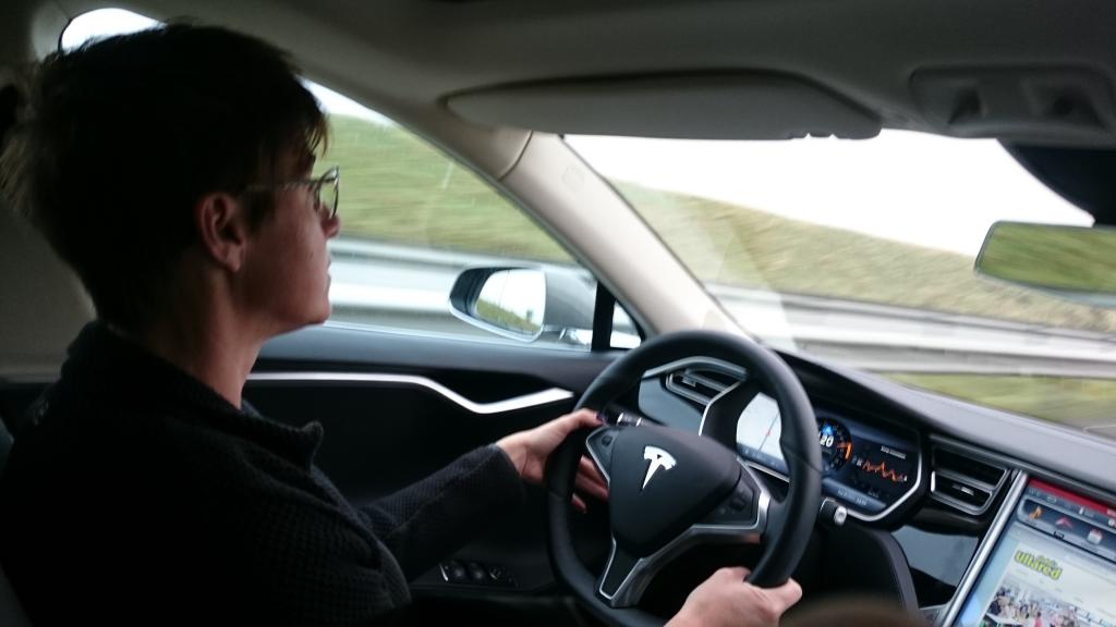 Frun är MYCKET sugen på en Tesla!