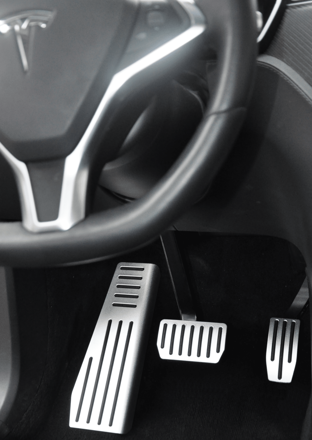 3-pedal-set-from-right-including-steering-wheel-2-2.png