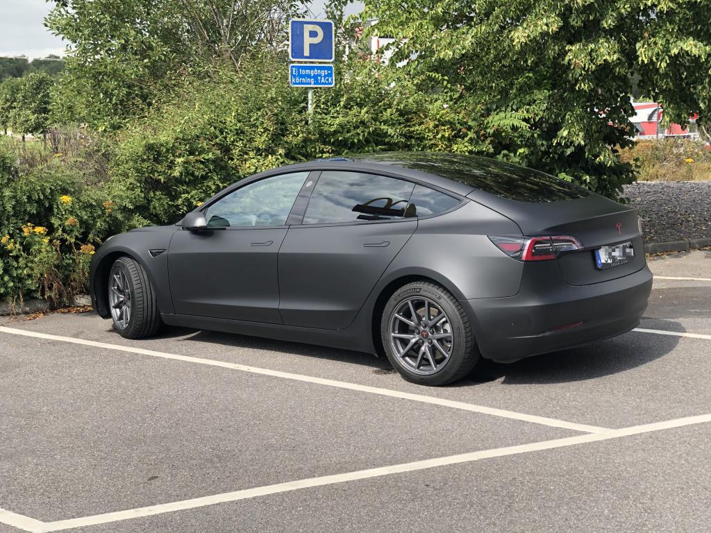 bilar_tesla_model_3_gra_2.jpeg