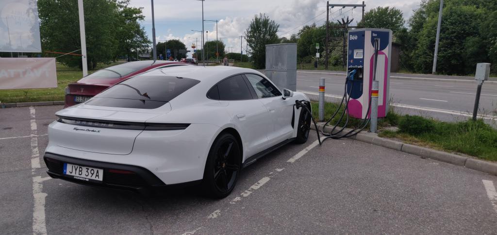 Porsche Taycan.jpg