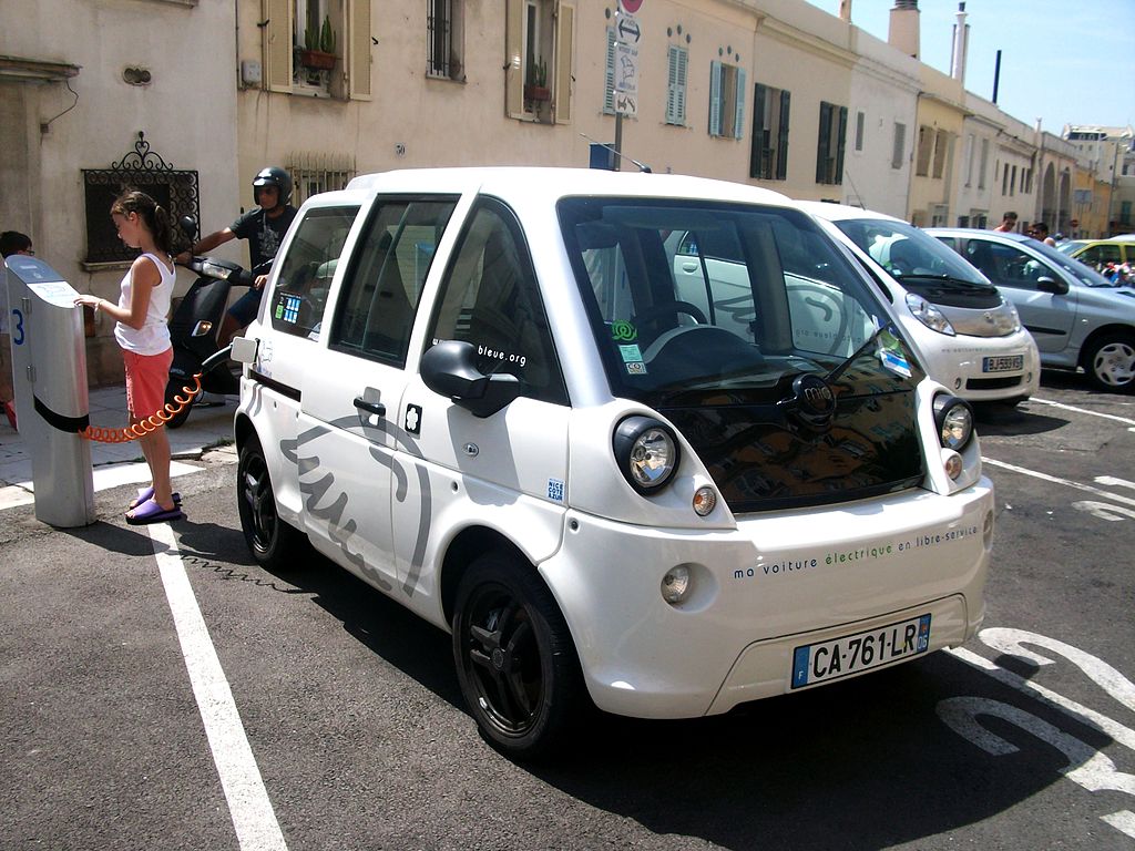 1024px-Voiture_électrique_Mia_en_rechargement_-Nice.jpeg