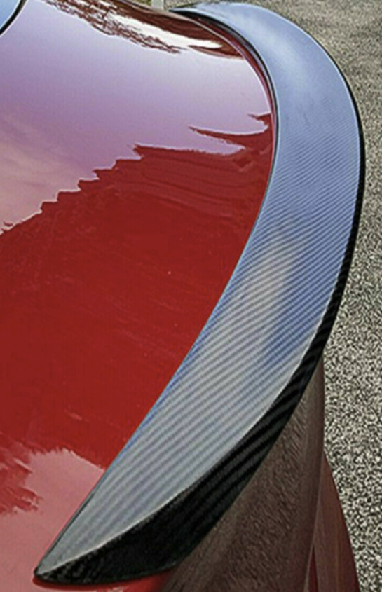 Model 3 Sport spoiler i kolfiber matt.png