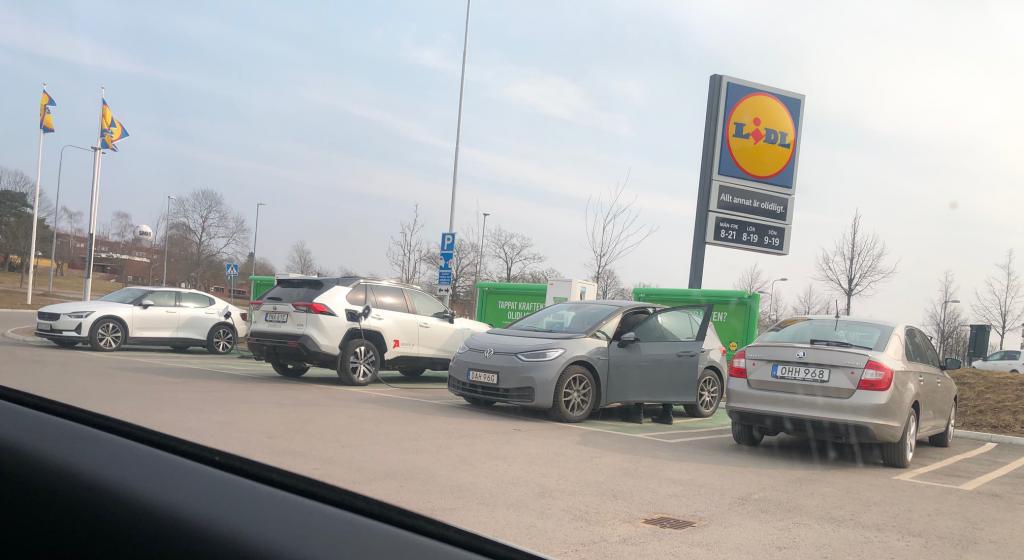 bilar som laddar vid Lidl.jpg
