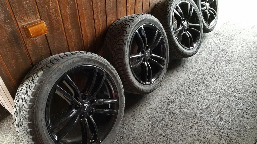 Semiblank svart med silver T