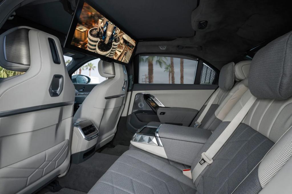 BMW-i7-2022-Interior-2-Gear.jpeg