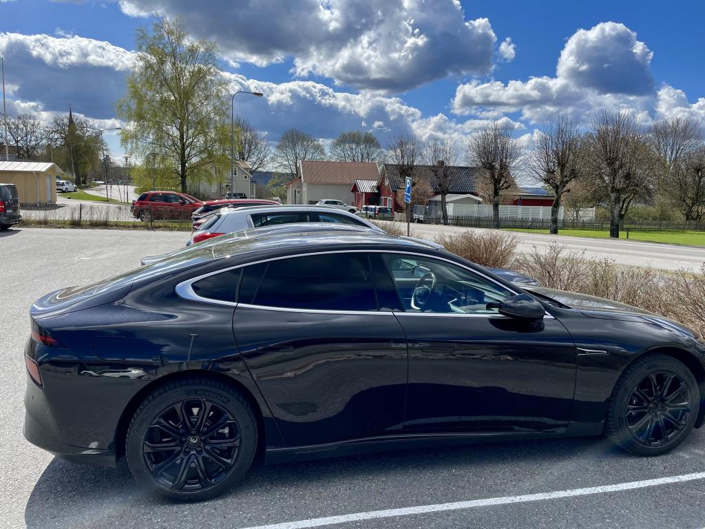 bilar_xpeng_p7_tesla_model_s_tak.jpeg