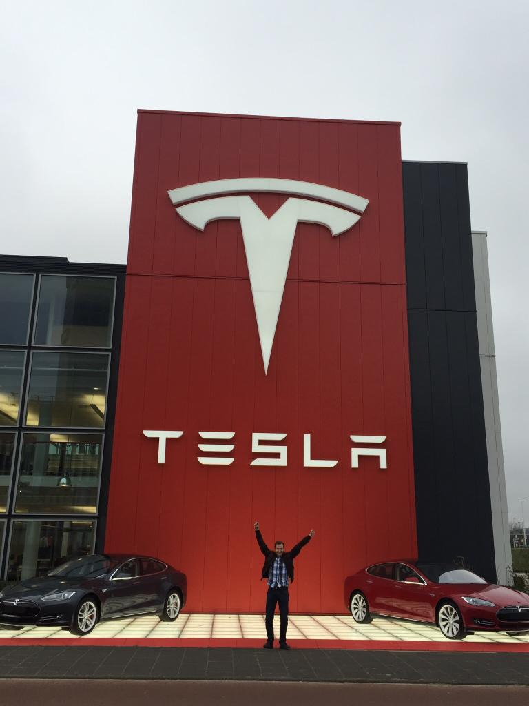 Glad Teslanörd i Amsterdam