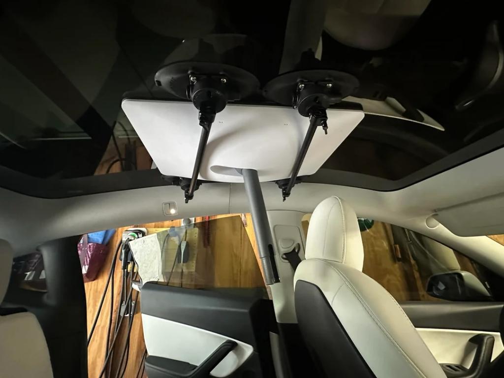 starlink-inside-a-tesla-model-y-v0-dkb4f7riaxkb1.jpeg