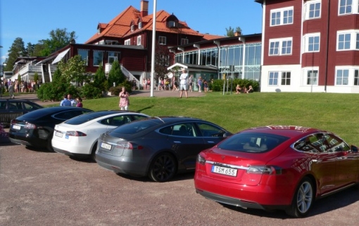 Teslorna framför hotell Dalecarlia.