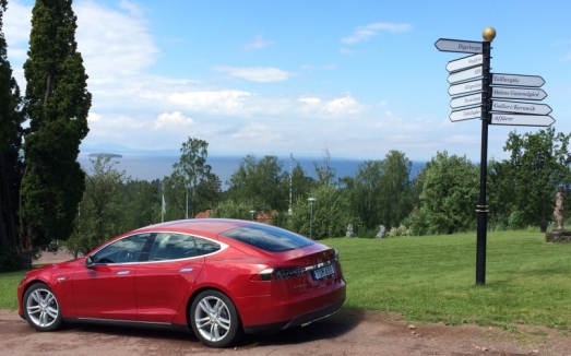 Röd Tesla mot Siljan.