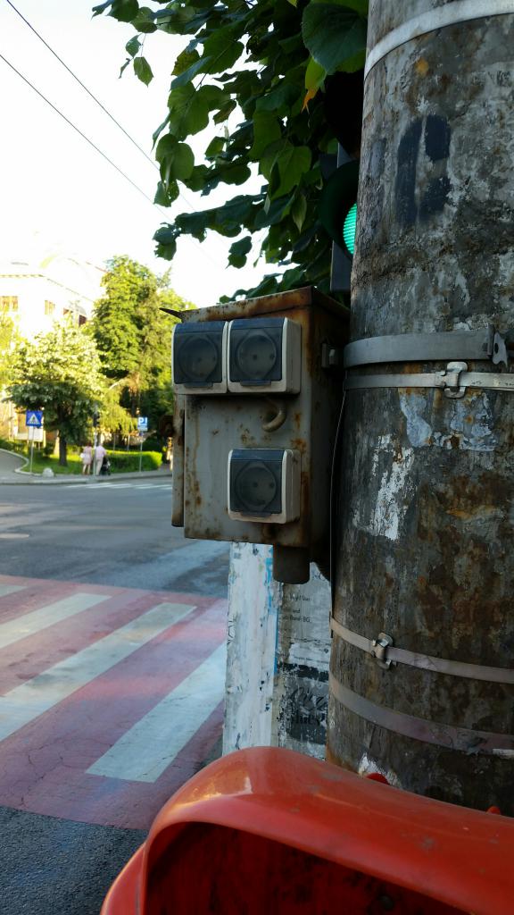 dessa sitter alltså på en stolpe precis i ett starkt trafikerat kryss, hade varit kul att parkera Teslan dær øver natten;-)