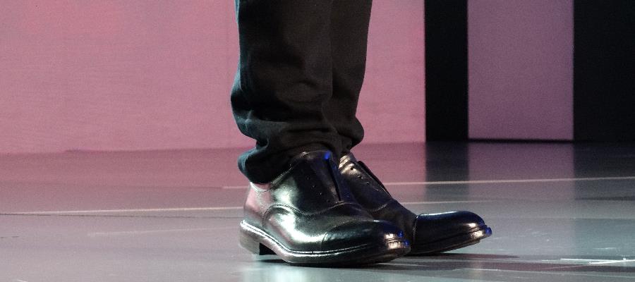 Elon Musk hade uppfällt kavajkrage och inga skosnören. Trendsetter?